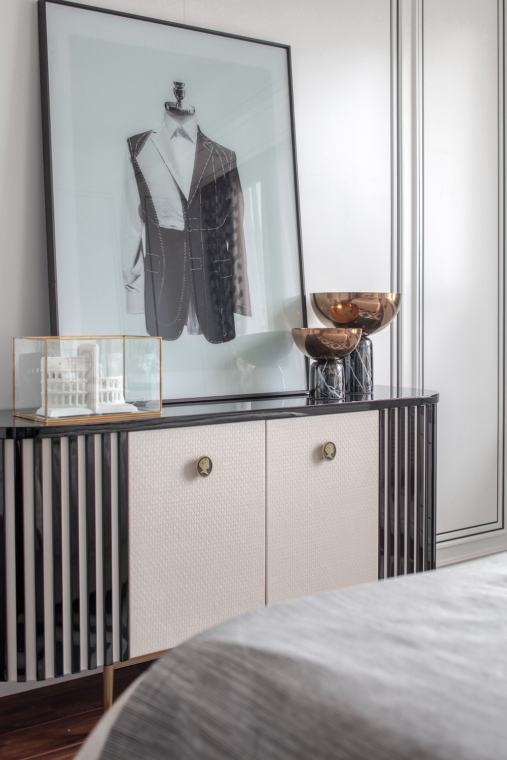 法式復(fù)古風(fēng)格室內(nèi)家裝案例效果圖-邊柜 法式復(fù)古風(fēng)格室內(nèi)家裝案例效果圖-邊柜