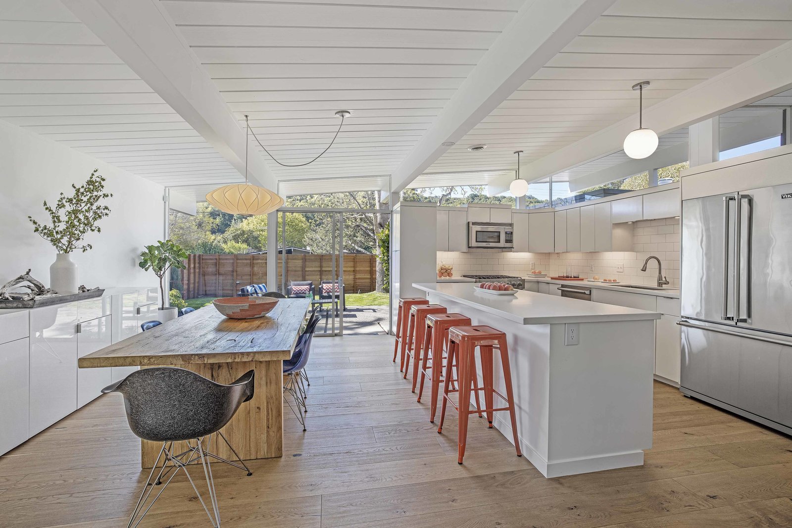 裝修案例現(xiàn)代前衛(wèi)風(fēng)格別墅裝修效果圖-餐廳 裝修案例現(xiàn)代前衛(wèi)風(fēng)格別墅裝修效果圖-餐廳